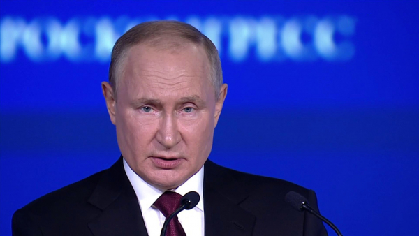 Винченцо Трани на пленарной сессии ПМЭФ с участием Путина В.В.
